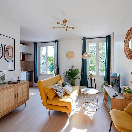 Les Maisons Acajou - *