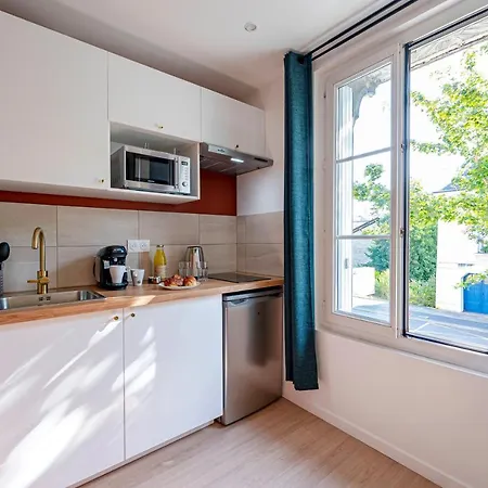 Les Maisons Acajou - *