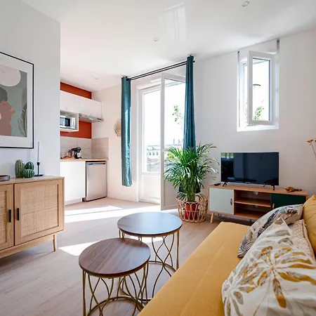 Les Maisons Acajou - *