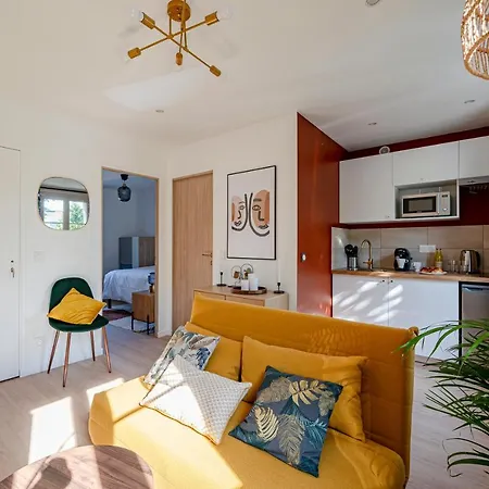 Les Maisons Acajou - *