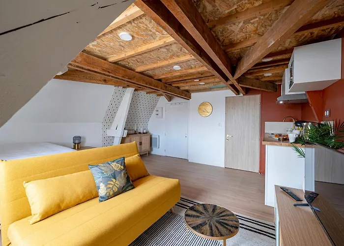 Les Maisons Acajou - *