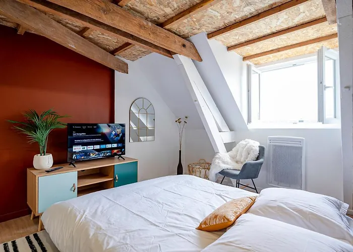 Les Maisons Acajou - *