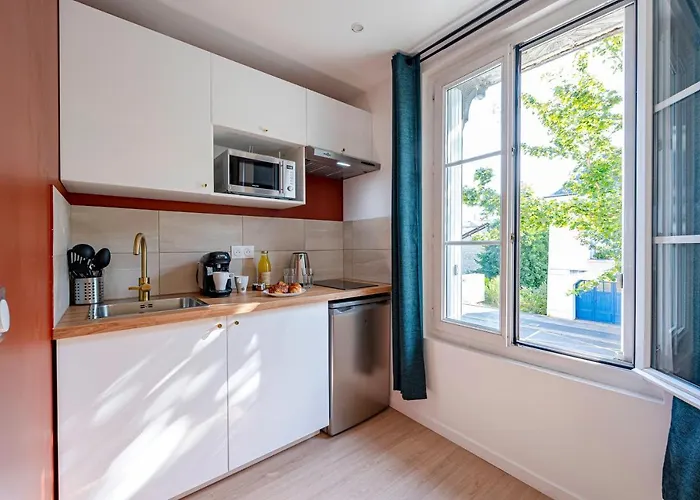 Les Maisons Acajou - *