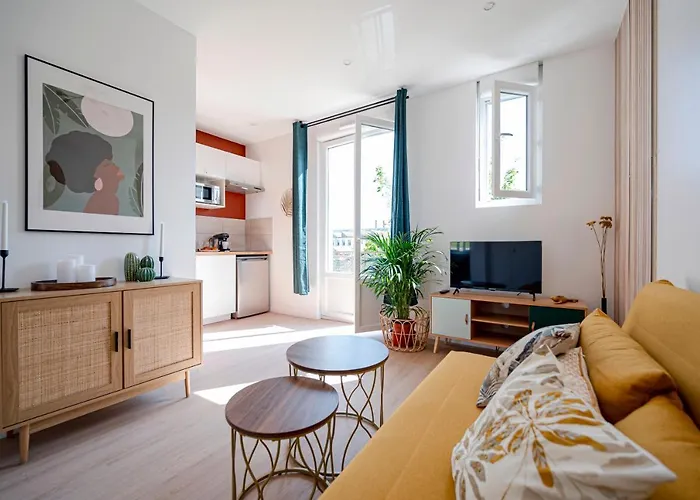 Les Maisons Acajou - *