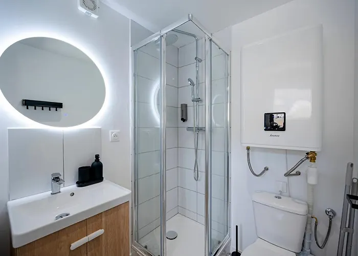 Les Maisons Acajou - *