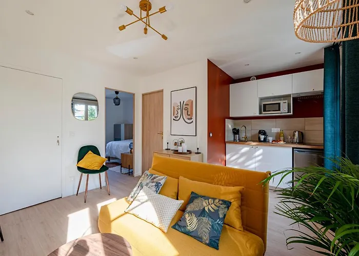 Les Maisons Acajou - *